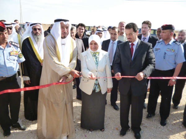 دعبدالله المعتوق مفتتحا القرية النموذجية بمخيم الزعتري بحضور الوزيرة هند الصبيح والسفير دحمد الدعيج