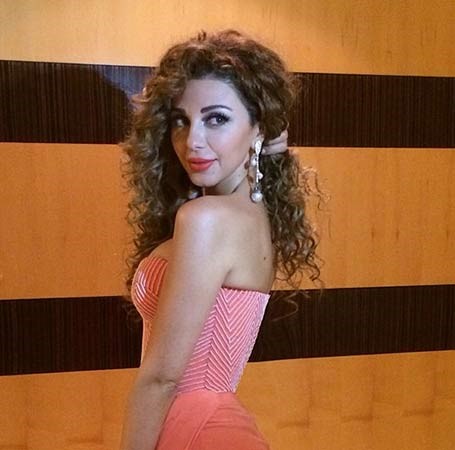 بالصور.. ميريام فارس بفستان أنيق ومجوهرات ملكية في حفل زفاف بدبي 