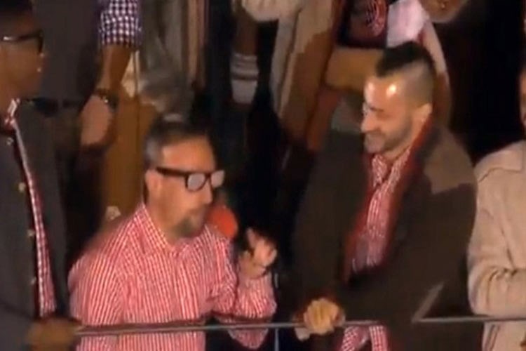 بالفيديو.. ريبيري يفاجئ غوارديولا خلال احتفال بايرن بالتتويج بلقب البوندسليغا 