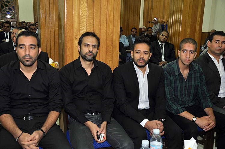 بالصور.. عمرو دياب يغيب عن عزاء صديقه والجسمي أول الحاضرين