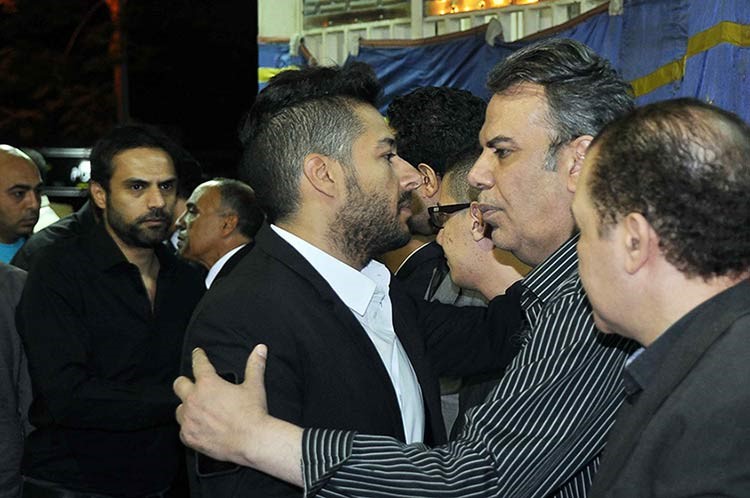 بالصور.. عمرو دياب يغيب عن عزاء صديقه والجسمي أول الحاضرين