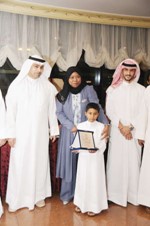 متفوق يتسلم تكريمه