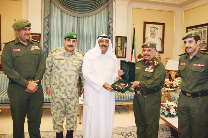 الشيخ مشعل الاحمد يقدم هدية تذكارية الى العميد الركن عبدالعزيز بن سعود ال خليفة