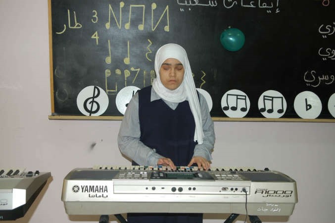 احدى التلميذات تعزف الموسيقى