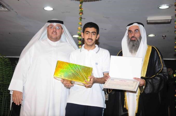 د عثمان الحجي يكرم احد الفائزين محمد خلوصي