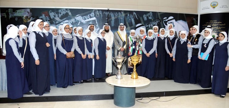 رئيس مجلس الامة مرزوق الغانم وامين عام المجلس علام الكندري يتوسطان الطالبات المشاركات في مسابقة الدستور