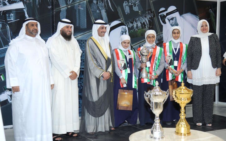 الغانم مع بعض الفائزات في المسابقة