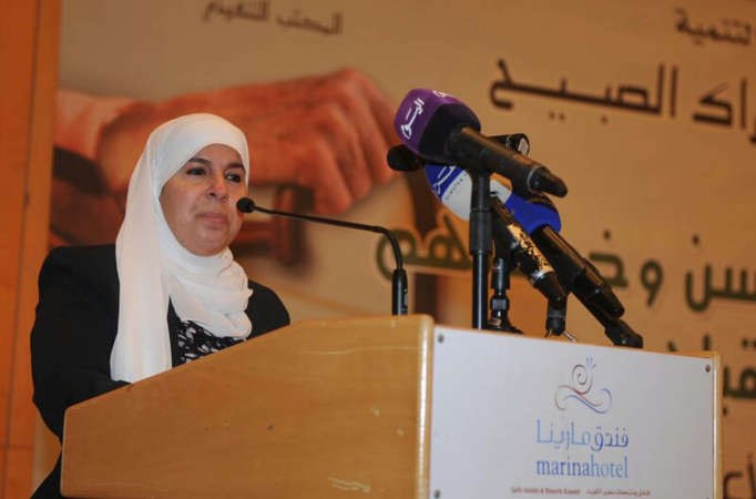 د فاطمة الملا ملقية كلمتها﻿