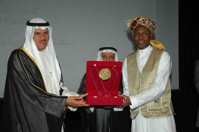 الشيخ سلمان الحمود يقدم درعا لاحد المكرمين﻿