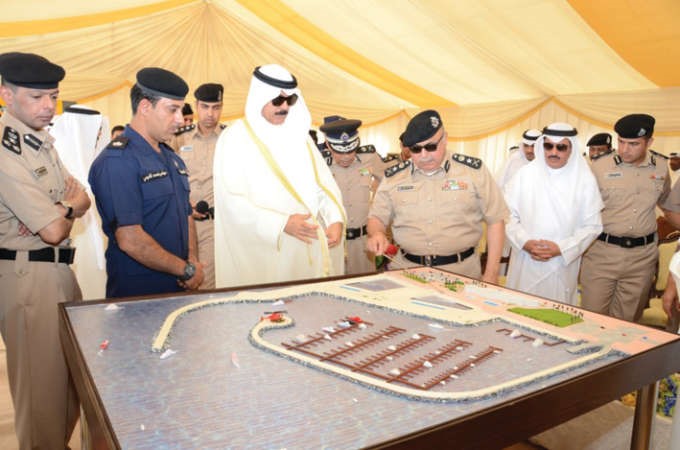 الشيخ محمد الخالد يستمع الى شرح من الفريق الفهد لمكونات المشروع﻿