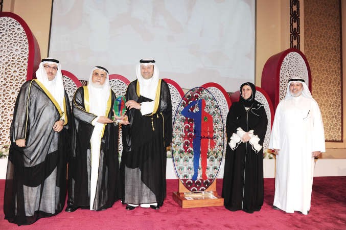 دعبدالمحسن الخرافي يتسلم تكريم الامانة العامة للاوقاف
