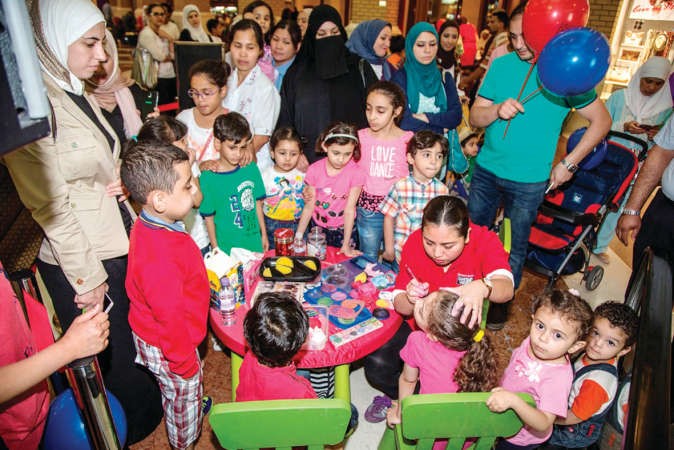 جمع من الاطفال والحضور خلال الحفل﻿