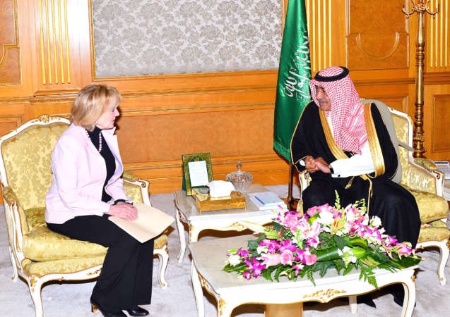 صاحب السمو الملكي الامير مقرن بن عبدالعزيز ولي ولي العهد النائب الثاني لرئيس مجلس الوزراء السعودي مستقبلاان باترسون مساعدة وزير الخارجية الاميركي﻿