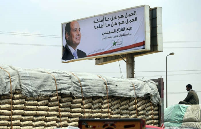 صورةدعاية انتخابية للمشير عبدالفتاح السيسي على احد الطرق السريعة بالقاهرة امس رويترز