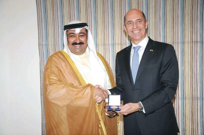 السفير الايطالي يقلد الخبيزي وسام ميدالية رئيس الجمهورية الايطالية الذهبية
