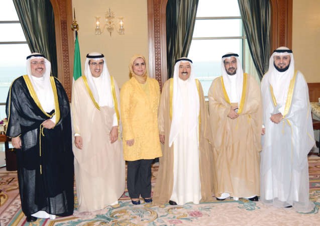  صاحب السمو الامير الشيخ صباح الاحمد خلال استقباله معبدالعزيز الابراهيم والوكلاء في الاشغال 