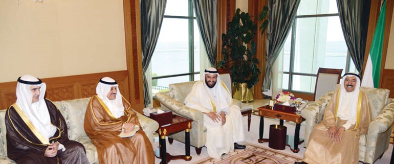 صاحب السمو الامير الشيخ صباح الاحمد مستقبلا دعلي العمير وعلي بن سبت ونزار العدساني 