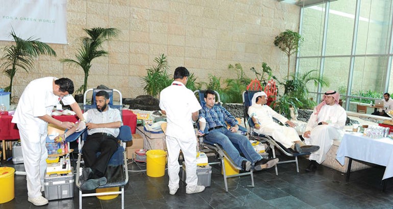 موظفو شركة البترول الوطنية خلال حملة التبرع بالدم﻿