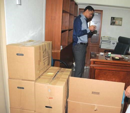 سكرتير في مكتب احد النواب المستقيلين يقوم بحمل حاجياته قبيل انعقاد جلسة اليوم