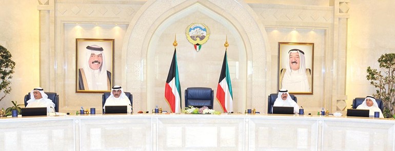 رئيس مجلس الوزراء بالانابة الشيخ صباح الخالد والشيخ محمد الخالد والشيخ خالد الجراح و د عبدالمحسن المدعج خلال الاجتماع