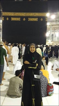 صورة: جمهور ياسمين عبد العزيز يدعوها للحجاب بعد نشر صورها داخل المسجد الحرام