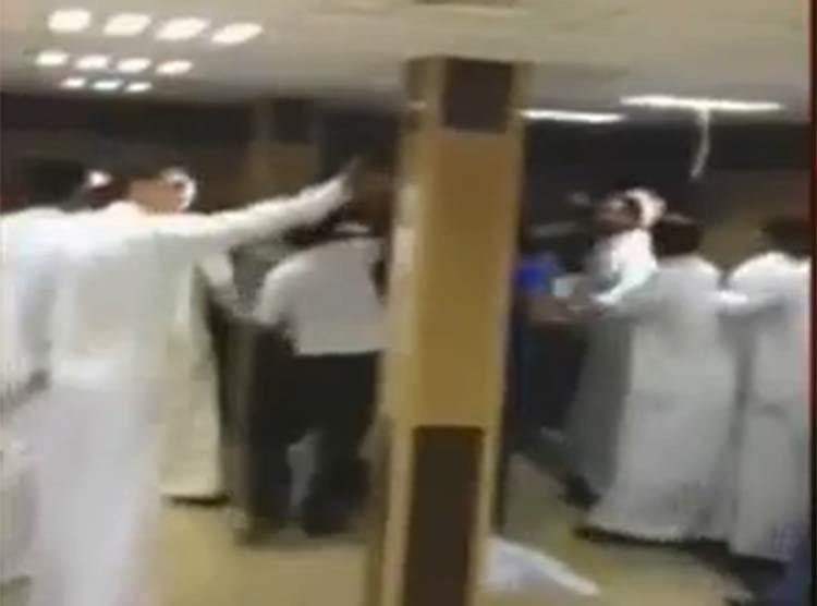 بالفيديو .. هوشة بين مصريين وبدون تحوَل مستشفى الفروانية الى ساحة حرب