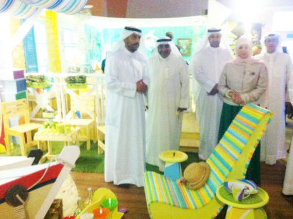 دخالد الرشيد وناجي الزامل خلال جولتهما بالمعرض 