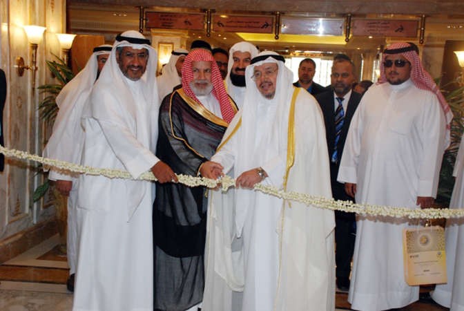 دعادل الفلاح يقص الشريط ايذانا بافتتاح المعرض المصاحب لمؤتمر صناعة الحلال﻿
