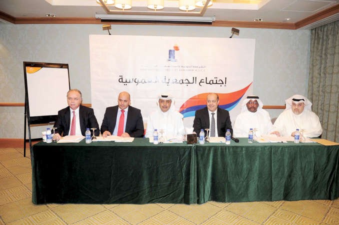 نضال المسعود متوسطا خلال الجمعية العمومية لشركة الدولية للمنتجعات 	اسامة ابوعطية ﻿