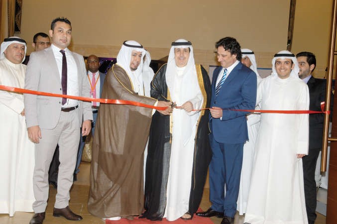 عبدالعزيز الخالدي يقص شريط افتتاح معرض النخبة العقاري 	حمدي شوقي﻿