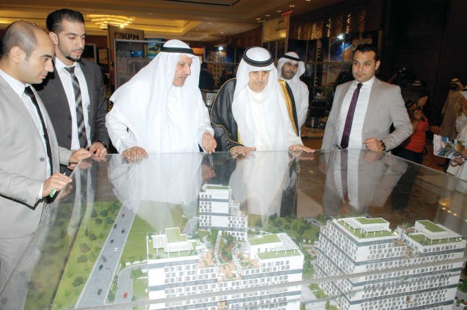 الخالدي يطالع مجسم لمشروع عقاري بجناح احدى الشركات المشاركة ﻿