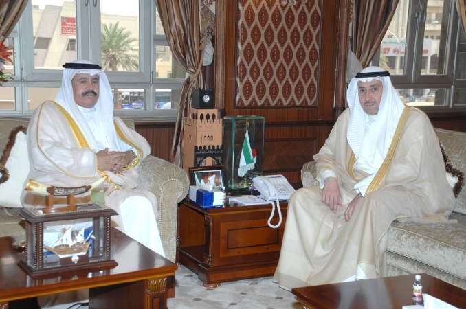 الشيخ فيصل الحمود مستقبلا شيخ قبيلة عنزة مسلط الهذال﻿
