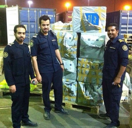 رجال جمارك الشويخ يحيطون بالشحنة المشبوهة بعد ضبطها﻿