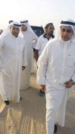 الوزير احمد المليفي خلال تفقده موقع الشدادية بعد الحادث