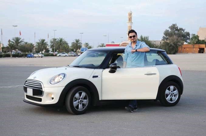 الزميل عبدالرحمن خالد اثناء تجربة السيارة اسامة ابوعطية