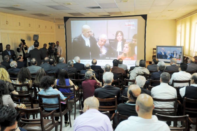 شاشة عملاقة في نقابة الصحافة في بيروت لمتابعة الجلسة الاولى للتحقيق مع قناة الجديد في المحكمة الدولية في لاهاي محمود الطويل