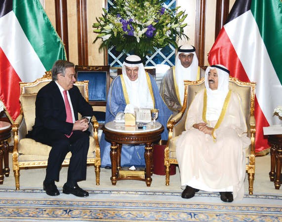 صاحب السمو الامير الشيخ صباح الاحمد اثناء استقباله المفوض السامي للامم المتحدة لشؤون اللاجئين انطونيو غوتيريس ﻿