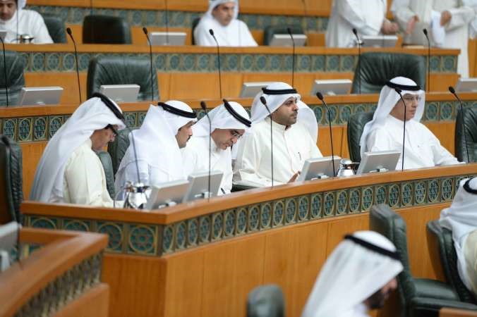 مبارك الحريص ومحمد الجبري واحمد المليفي وعبدالله العدواني وماجد موسى خلال الجلسة
