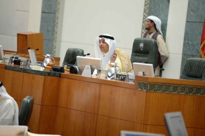 يعقوب الصانع مترئسا جانبا من الجلسة
