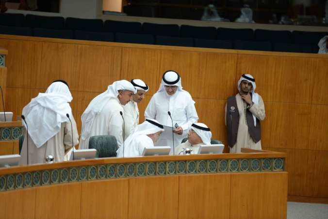 الشيخ خالد الجراح محاطا ببعض النواب
