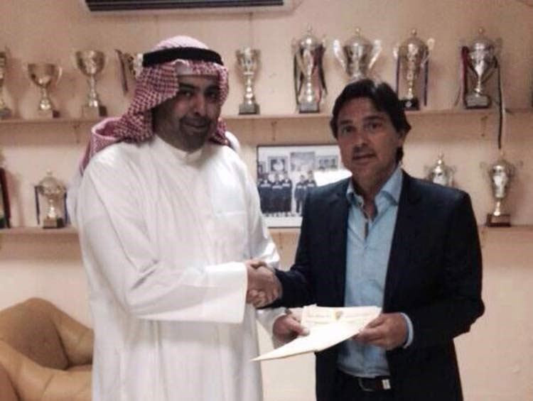 الشيخ خالد الفهد مع المدرب انطونيو بعد توقيع العقد