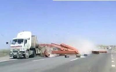 بالفيديو.. شاحنة تسقط حملها على الطريق.. ونجاة العشرات بأعجوبة