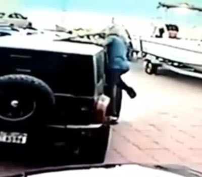 بالفيديو.. شاهد طريقة مبتكرة من لص لسرقة سيارة في "مبارك الكبير"