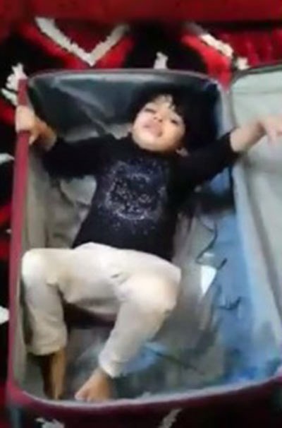 بالفيديو.. أب سعودي يحبس ابنته داخل حقيبة بسبب بكائها في تصرف لا إنساني 
