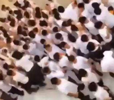بالفيديو.. طلاب ابتدائي يهتفون بصوت واحد احتجاجا على نقل مديرة مدرستهم " الشعب يريد ابلة زهرة "