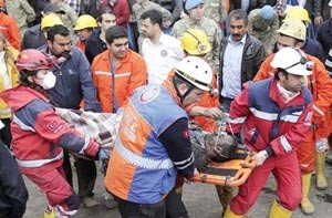 فرقة الانقاذ تسعف احد المصابين