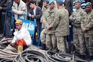وجوم على وجوه المسعفين من هول الحادث