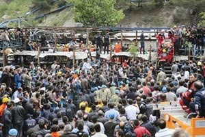تجمهر غفير في موقع الحادث