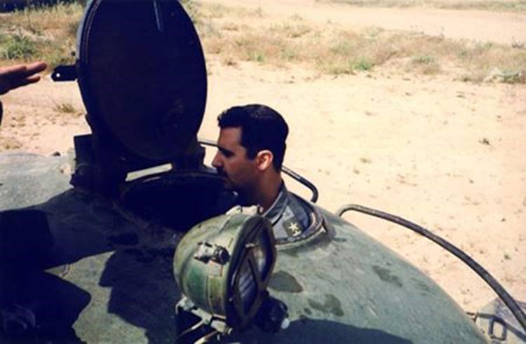 النقيب بشار الاسد في مشروع عسكري كلية المدرعات 1994