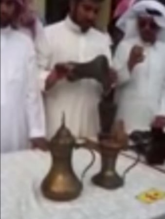 بالفيديو.. 90 ألف ريال ثمن 3 دلال قهوة في مزاد بالسعودية.. ومغردون ناس ما عندهم عقل